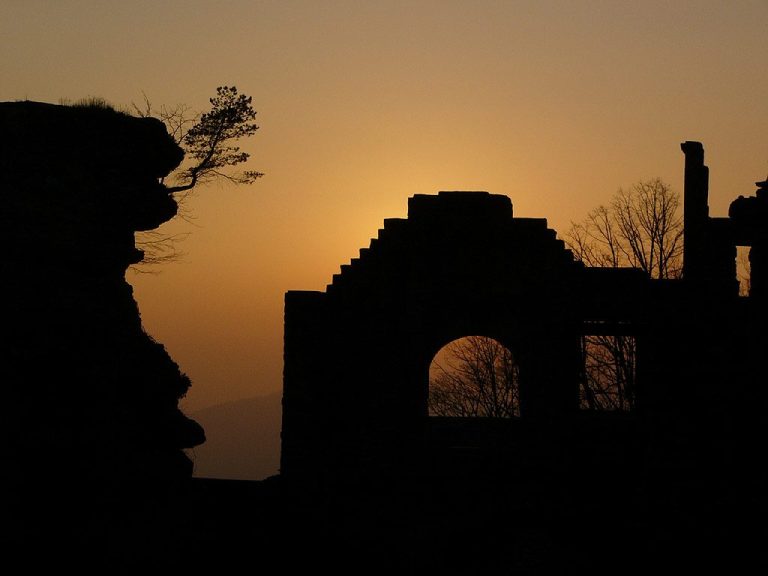 Master Schlafzimmer mit hoher Decke